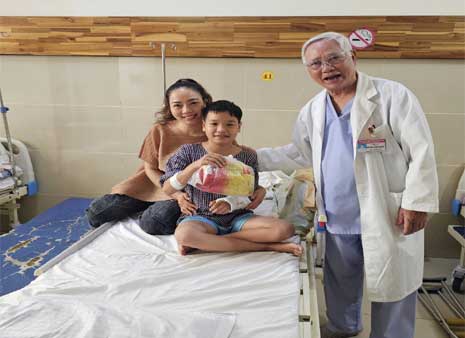 Tặng quà trung thu cho các cháu thiếu nhi đang điều trị tại Bệnh viện CTCH – PTTH Huế
